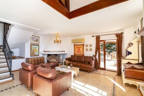 Televisio, takka, DVD-soitin, pöytätennispöytä