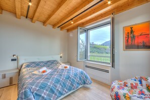 1 bedroom, free WiFi, bed sheets - Ricomilla Family - Terrace & Parking, Roè Volciano, Italy (Roè Volciano)