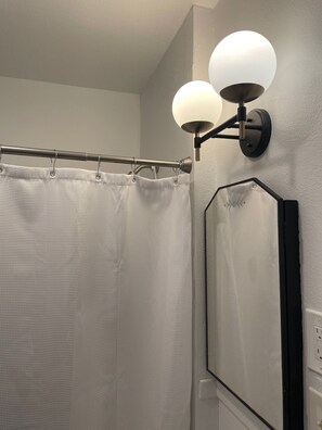 Sèche-cheveux, serviettes fournies, savon, papier toilette