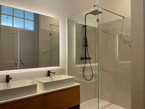 Douche, sèche-cheveux, serviettes fournies, savon