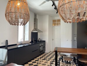Réfrigérateur, micro-ondes, four, plaque de cuisson