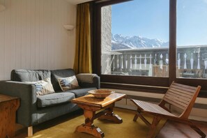 Een televisie en een open haard