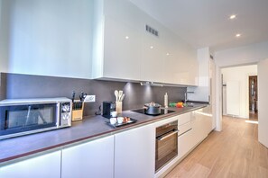 Réfrigérateur, micro-ondes, four, plaque de cuisson