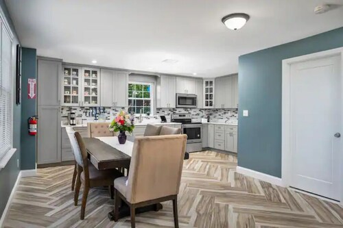 Colorful, Comfy & Modern - Close to NYC - Parking!