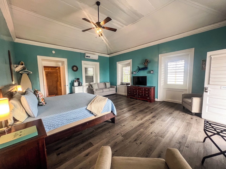 Very Spacious 3rd Floor Unit With Gorgeous Ocean View And Wrap Around Porch - Saint Croix