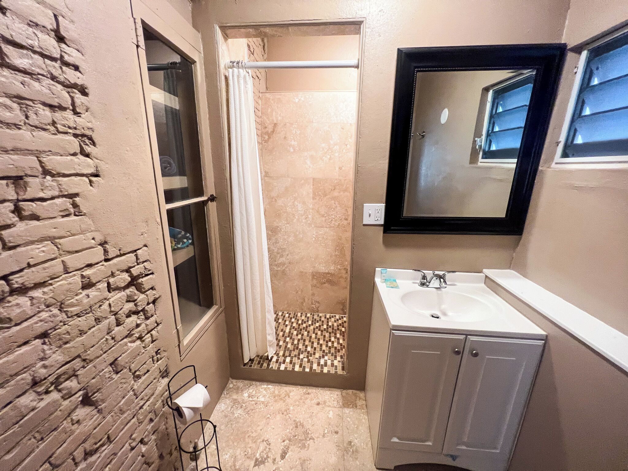 Shower, hair dryer, towels