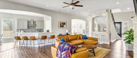 Televisión, chimenea y oficina