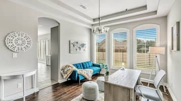 TV, peis og kontorer