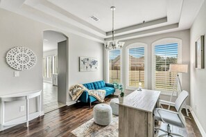 Una televisión, una chimenea, una oficina