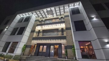 Fachada de la propiedad por la tarde o noche