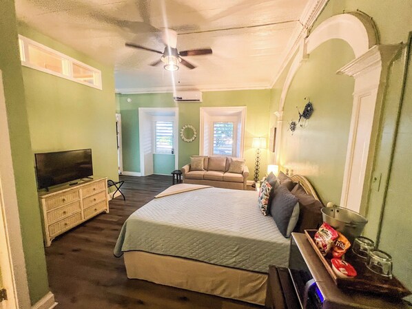 Tabla de planchar con plancha, wifi gratis y ropa de cama 