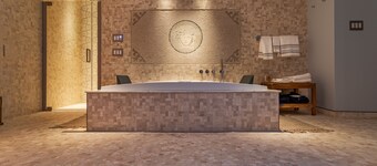 Whole Luxury Pool & Spa with Amazing Features & Stunning Backyard