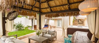 Whole Luxury Pool & Spa with Amazing Features & Stunning Backyard