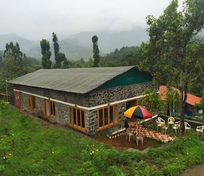 Interior entrance - Pine Borough Inn (Kodaikanal)