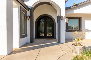 Exterior detail - #1 Villa Palm Oasis - Resort Pool - Private Pickleball (Glendale)