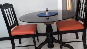 Màn/rèm cản sáng, bàn ủi/dụng cụ ủi quần áo