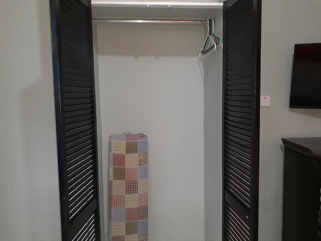 Cortinas blackout, tabla de planchar con plancha y wifi gratis 