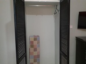 Rideaux dâobscurcissement, fer et planche Ă repasser