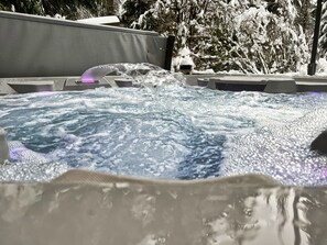 Outdoor spa tub - Cozy Snowline Cabin w/ Hot Tub - Minutes from Baker (Deming)