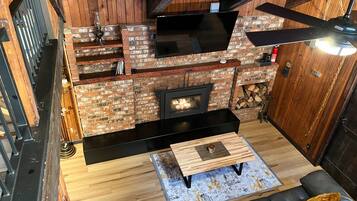 Smart-tv, een open haard en boeken