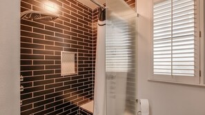 Studio (5 Bedrooms) | Badezimmer | Handtücher