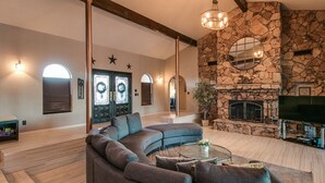 Studio (5 Bedrooms) | Khu phòng khách | Banh bàn 