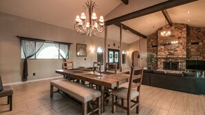 Studio (5 Bedrooms) | Phòng ăn