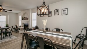 Studio (4 Bedrooms) | Dining room - Upgraded 4-bdrm Beautiful Home W/pool! (Glendale)