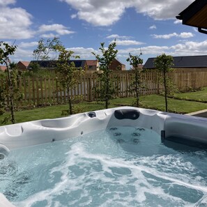 Outdoor spa tub - Marsh Marigold Cottage, Ashlin Farm Barns (Lincoln)