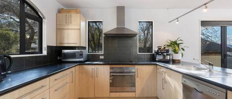 Jääkaappi, mikroaaltouuni, uuni, liesi