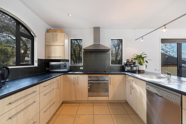 Køleskab, mikrobølgeovn, ovn, kogeplade