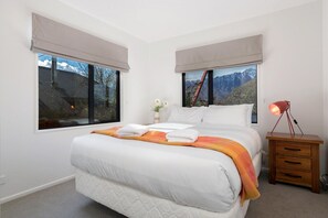 4 slaapkamers, een strijkplank/strijkijzer, gratis wifi, beddengoed