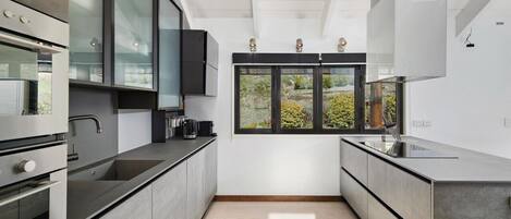 Køleskab, mikrobølgeovn, ovn, kogeplade