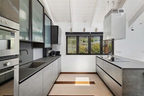 Fridge, microwave, oven, stovetop - Modern Home With Beautiful River Views (Queenstown)