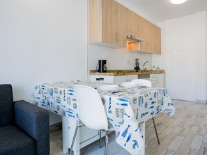 Fridge, microwave, oven, coffee/tea maker