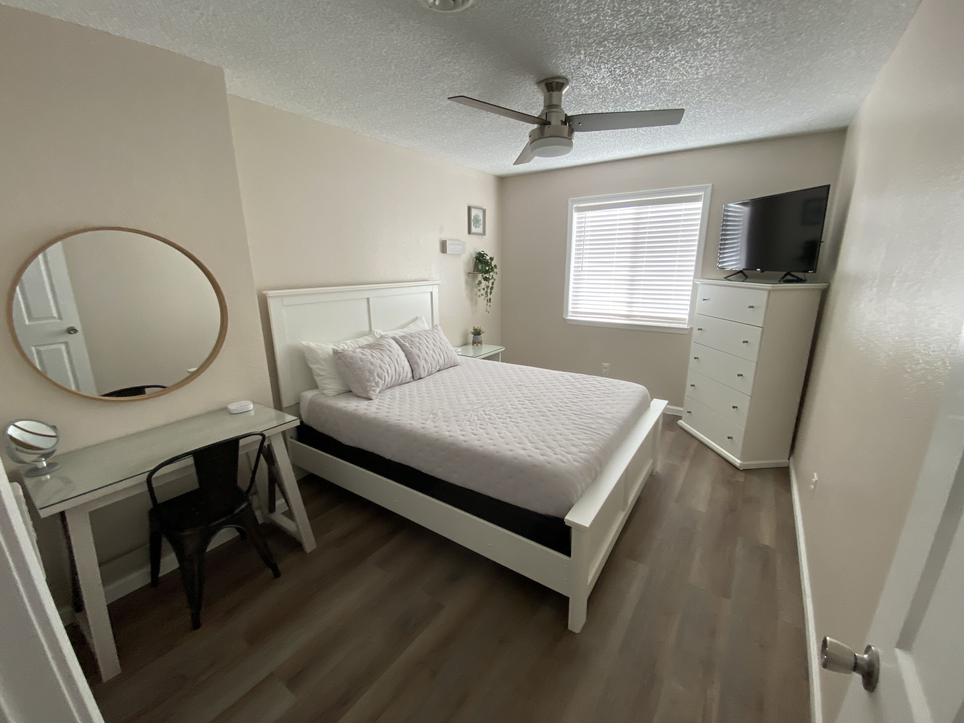 3 chambres, bureau, fer et planche à repasser, lit parapluie