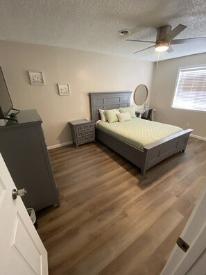 3 habitaciones, escritorio y tabla de planchar con plancha 