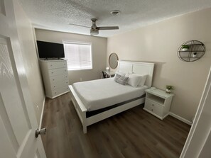 3 habitaciones, escritorio y tabla de planchar con plancha