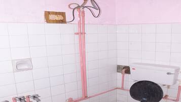 Habitación estándar | Baño | Ducha, cabezal de ducha tipo lluvia y toallas