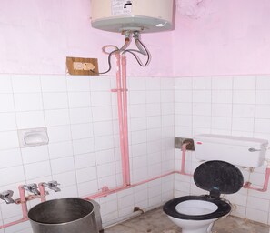 Habitació estàndard | Bany | Dutxa, capçal de dutxa tipus cascada i tovalloles 