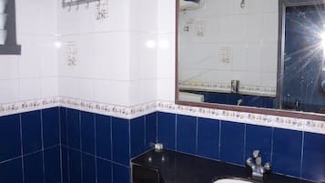 Chambre Standard | Salle de bain | Douche, douche à « effet pluie », serviettes fournies