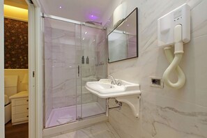 Classic Triple Room | Bathroom | Shower, hair dryer, bidet, towels - alla locanda Malandra (Rome)