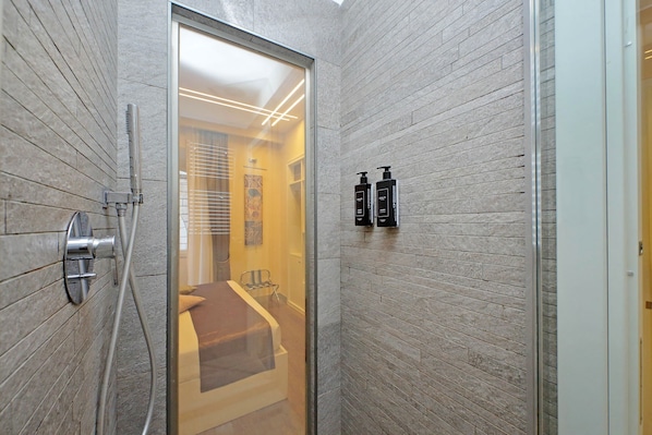 Douche, sèche-cheveux, bidet, serviettes fournies