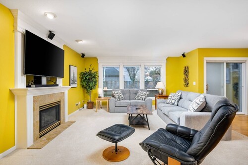 Delightful Southeast Location, Pet Friendly, Fully Fenced Backyard, BBQ, 13 Miles to Downtown