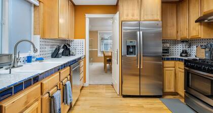 Delightful Southeast Location, Pet Friendly, Fully Fenced Backyard, BBQ, 13 Miles to Downtown