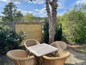 Outdoor dining - Skøn bolig nær Djurs Sommerland og Aarhus Airport (Rønde)