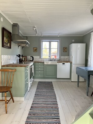 Køleskab, mikrobølgeovn, ovn, kogeplade