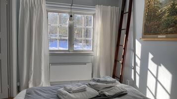 4 bedrooms, desk, iron/ironing board, free WiFi