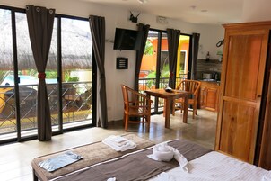 Colchones con pillow-top, minibar y caja de seguridad en la habitación 