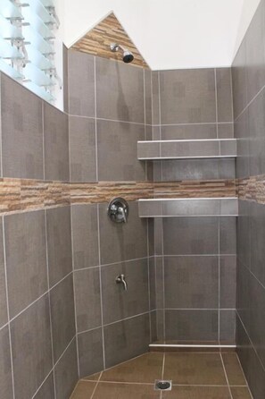 Exclusive-Doppelzimmer | Badezimmer | Dusche, Haartrockner, Bademäntel, Bidet